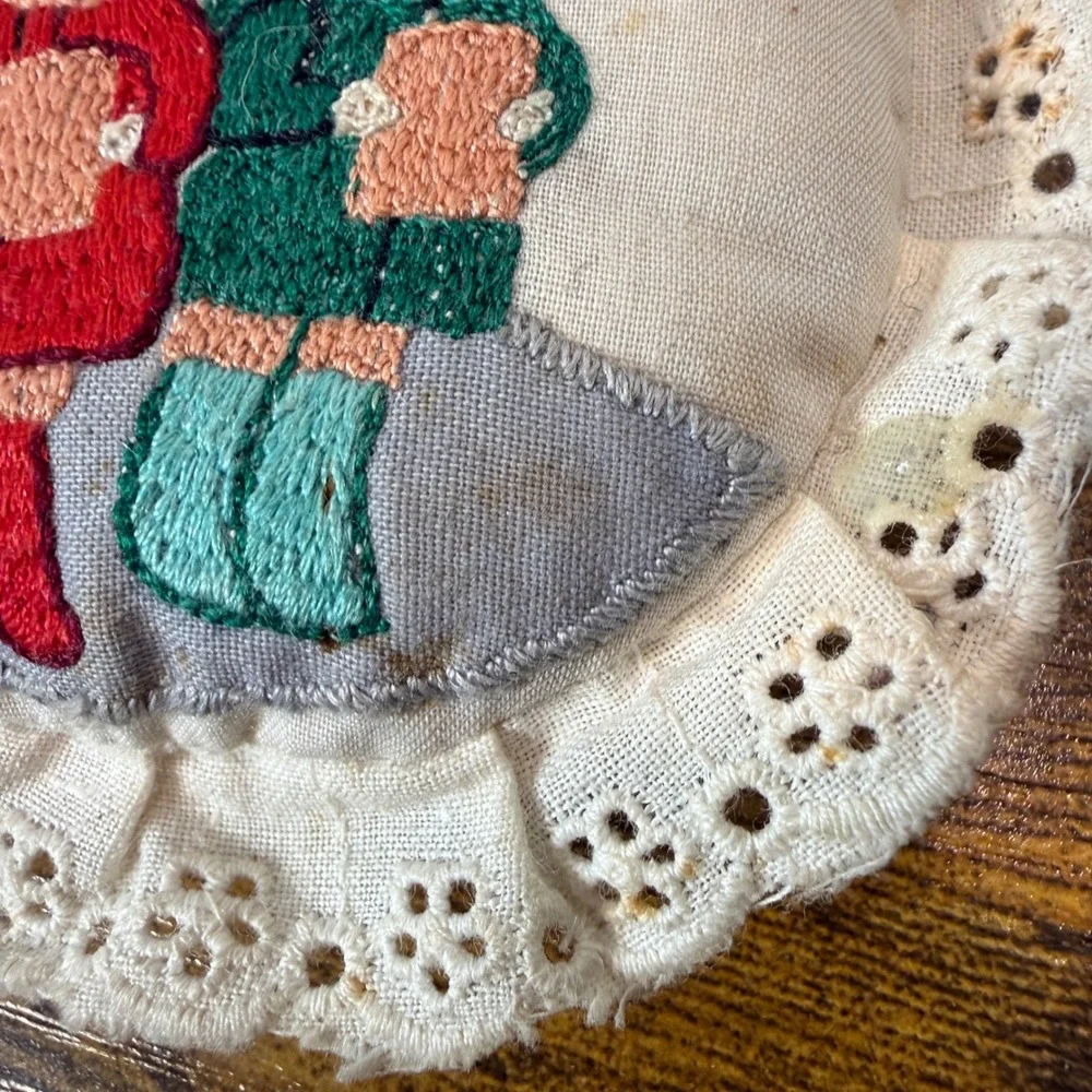 Vtg Hand Embroidered Christmas Carolers Ornament Eyelet Lace 4
